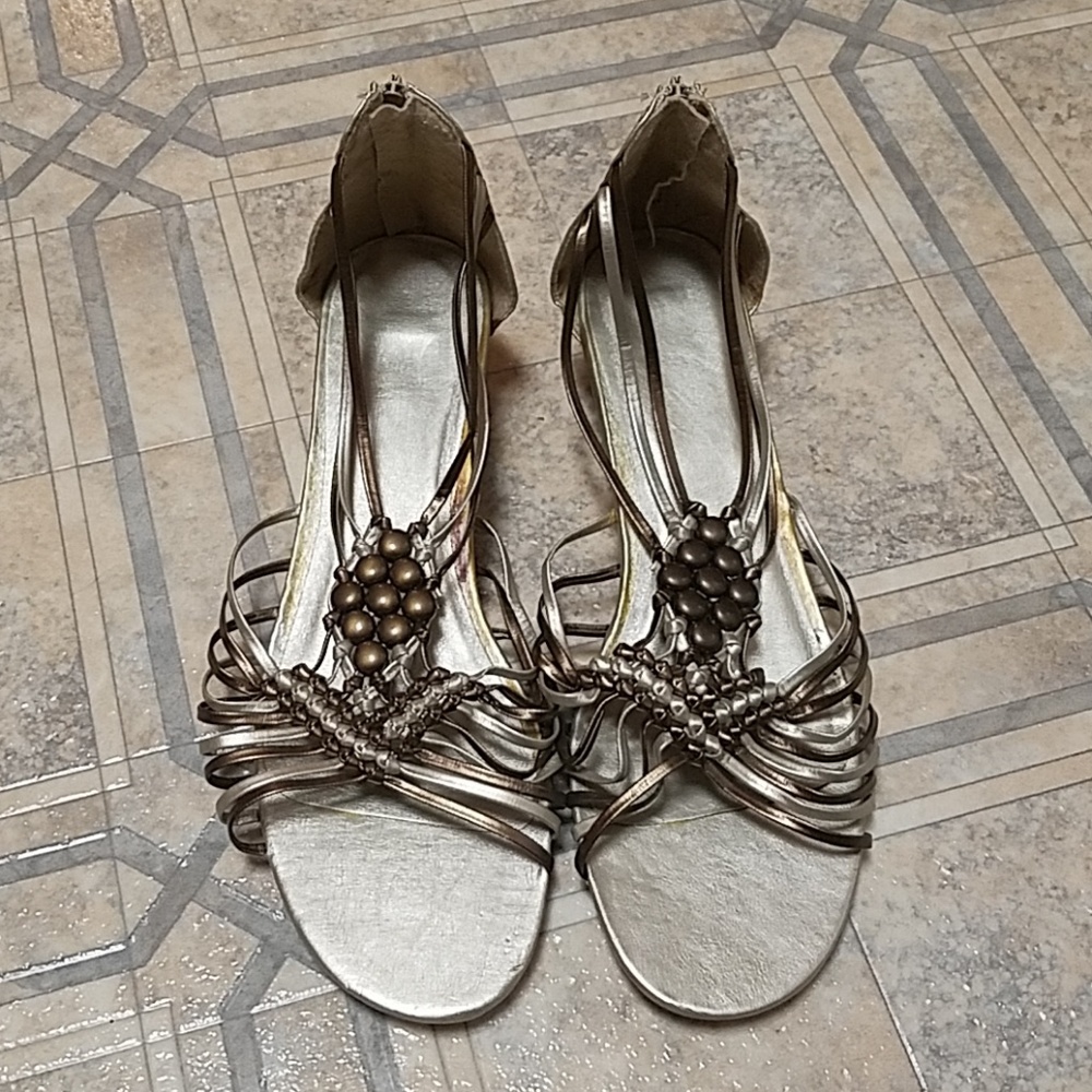 NWOT Gold gladiator sandals - 8